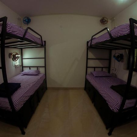 Bonds Hostel Кандолим Экстерьер фото