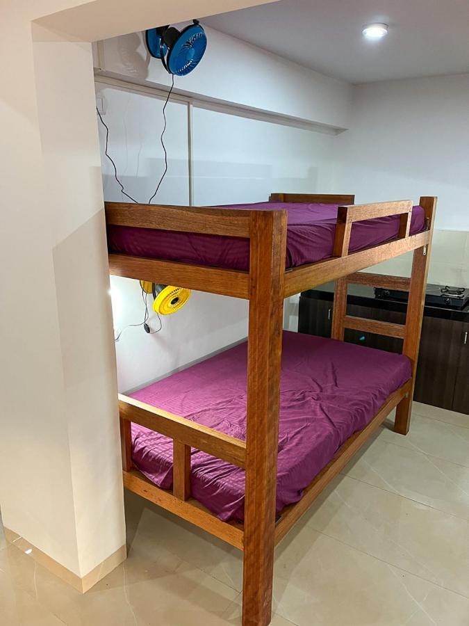 Bonds Hostel Кандолим Экстерьер фото