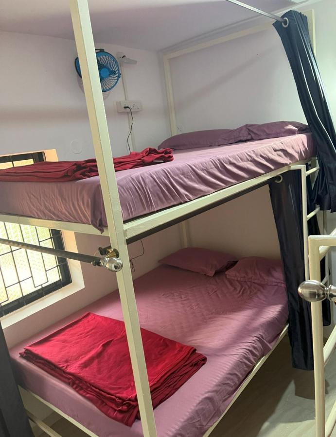 Bonds Hostel Кандолим Экстерьер фото
