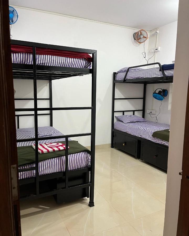 Bonds Hostel Кандолим Экстерьер фото