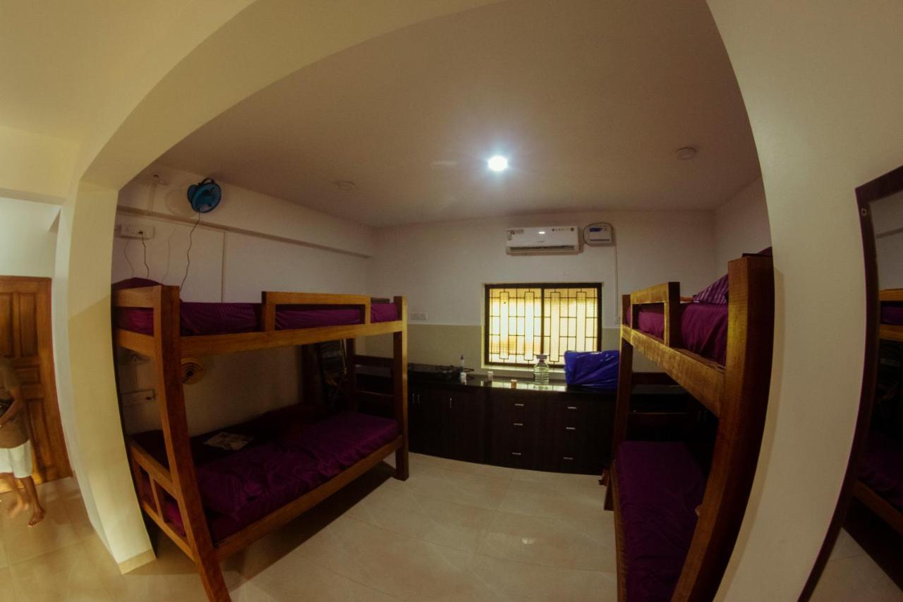 Bonds Hostel Кандолим Экстерьер фото