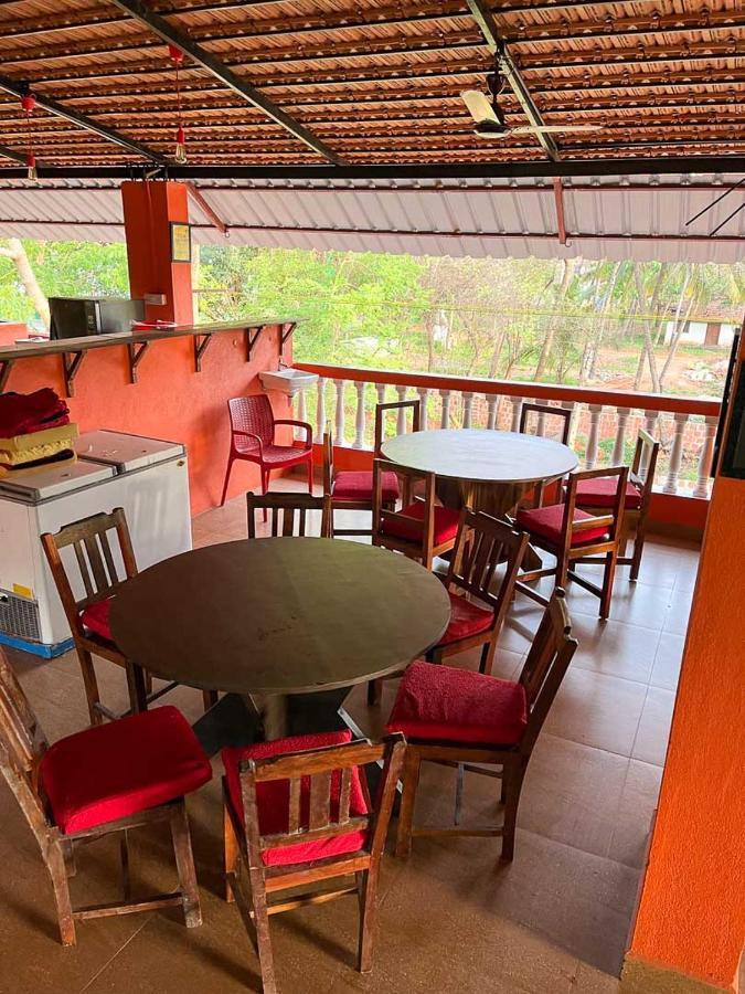 Bonds Hostel Кандолим Экстерьер фото